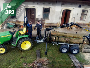 Malotraktor s vyvážečkou