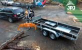 Přívěs Vezeko s hydraulickou rukou Vahva Jussi a kulatinovým drapákem JPJ Forest